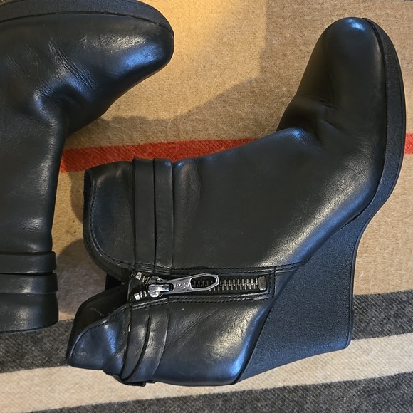 UGG Black Ankle Booties W Straps Sz 5.5 - Picture 7 of 8